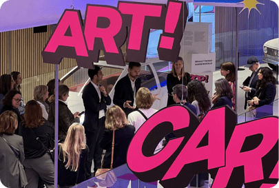 Plongée dans l’univers de la marque Renault : une exposition pop au service de la valeur de marque et d’un marketing puissant